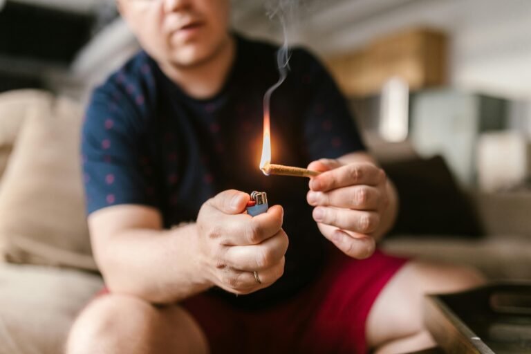 il-allume-sa-cigarette-CBD