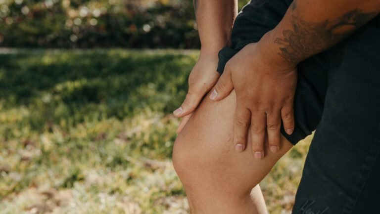il-sent-des-douleurs-au-niveau-du-muscle-tenseur-du-fascia-lata
