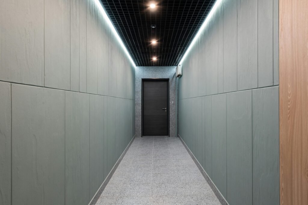 porte-de-couleur-noir-au-fond-du-couloir-