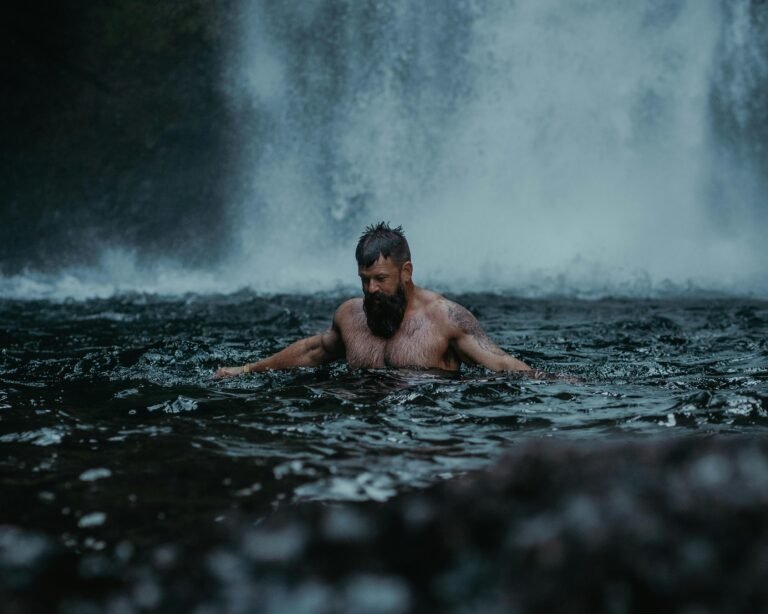 un-homme-profitant-des-bienfaits-de-l-hydromassage