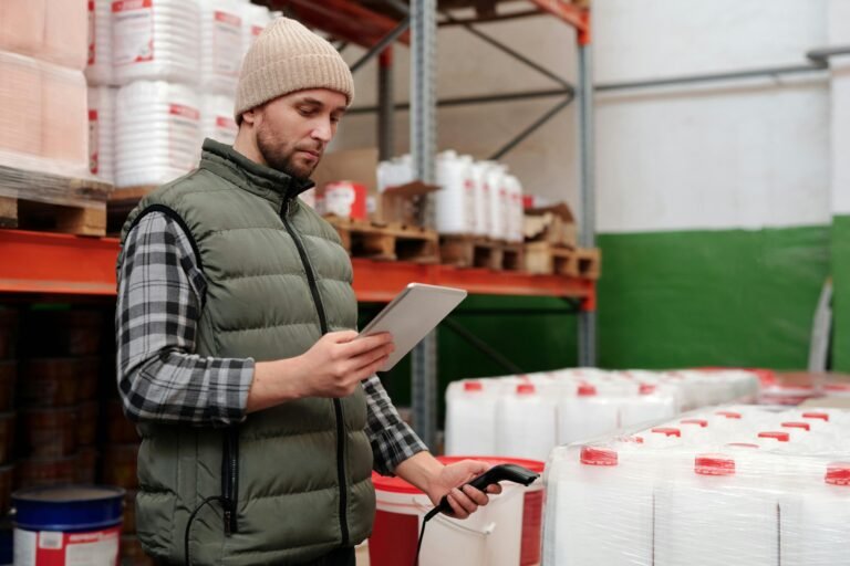 un-inventoriste-fait-le-point-du-stock
