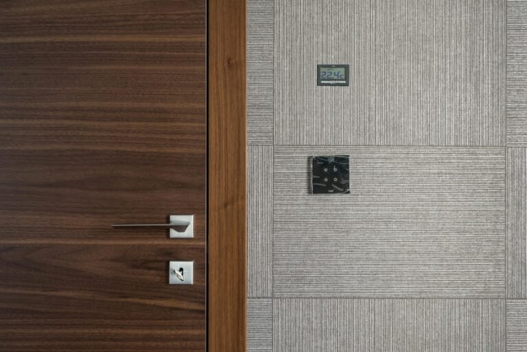 une-porte-blindée-avec-sa-clé-à-linterieure